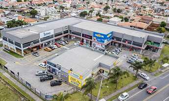 Imagem 2: Loja no Centro Comercial Serra do Mar, com grande movimento de pedestres e automoveis