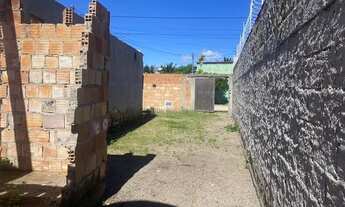 Imagem 4: Terreno murado com construção alcobaça