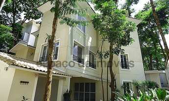 Imagem: Casa em condominio com jardim e piscina