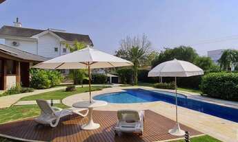 Imagem: Ampla casa com grande jardim e piscina na