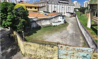 Imagem: Galpão com Pé Direito alto, pátio