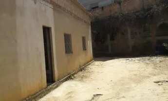 Imagem 2: Casa com quintal murada