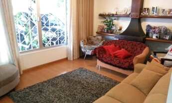 Imagem: Ampla casa - 05 Dorm./02 Suítes - 03 Vgs