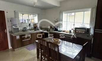 Imagem 4: Sobrado para venda possui 190 metros quadrados com 4 quartos em Barra da Lagoa - Florianóp