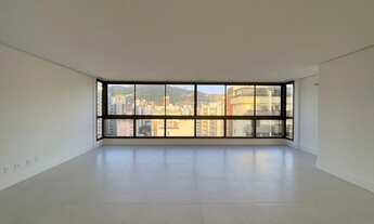 Imagem 2: Apartamento 4 suítes e 3 vagas com hobby box - Centro