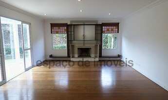 Imagem 2: Casa em estilo inglês em condominio fechado com lindo paisagismo