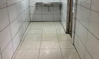 Imagem 2: Casa com 50m², sala, 2 quartos, cozinha, banheiro, área na frente e atrás