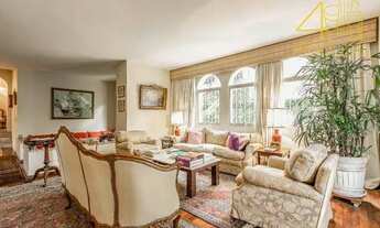 Imagem 2: Casa à venda - Cidade Jardim, SP, Rua Elias Cutait. Casa com jardim e piscina em rua sem s