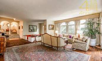 Imagem 3: Casa à venda - Cidade Jardim, SP, Rua Elias Cutait. Casa com jardim e piscina em rua sem s