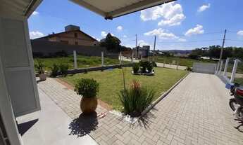 Imagem 2: Casa cidade Estância Velha, pátio com jardim e Gramado bem cuidado, todo cercado