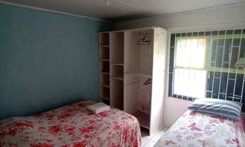 Imagem 2: Alugo (anual/mensal) casa de dois quartos, 350 metros da praia Campeche!