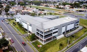 Imagem 4: Loja no Centro Comercial Serra do Mar, com grande movimento de pedestres e automoveis