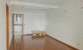 Imagem 2: Apartamento com sala ampla, sacada, vista livre, 3 dormitórios, 1 suíte, repletos de armár