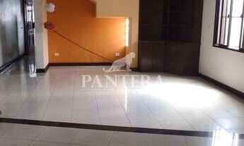 Imagem 2: Sobrado amplo com instalação de placas para energia solar