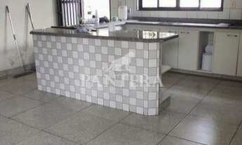 Imagem 5: Sobrado amplo com instalação de placas para energia solar