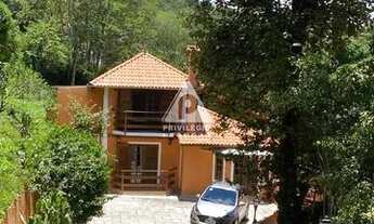 Imagem: Casa tríplex de quatro quartos com piscina