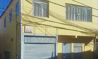 Imagem: Prédio com três casas e um ponto comercial