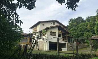 Imagem 2: Exclusivo - Casa com caseiro, amplo quintal e espaço de festa com churrasqueira para locaç