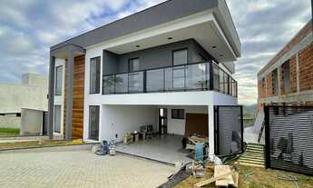 Imagem 2: Casa de condomínio para venda possui 385 metros quadrados com 4 quartos