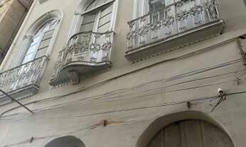 Imagem: Predio todo na calçada, ao lado da juceb