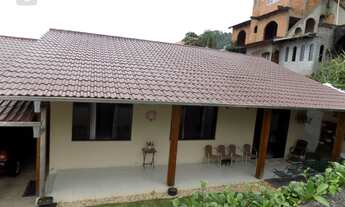 Imagem 2: Casa em alvenaria, em transversal da Rua Governador Jorge Lacerda, amplo terreno nos fundo