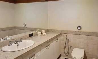 Imagem 3: Ampla casa com grande jardim e piscina na praia mais cobiçada do BRASIL