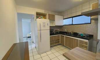 Imagem 1: Apartamento com almplos quartos, cozinha com armários projetados, hall de entrada e guari