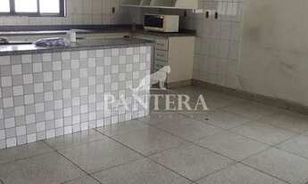 Imagem 4: Sobrado amplo com instalação de placas para energia solar