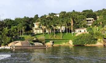 Imagem 2: Casa na Lagoa da Conceição na beira da água e inspirada nas casas portuguesas