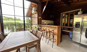 Imagem: Casa de madeira com 2 quartos sendo 1 suítes