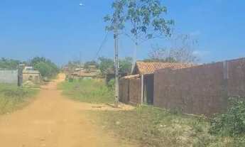 Imagem: Terreno plano com pequena casa