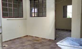 Imagem: Casa com 3 cômodos banheiro quintal