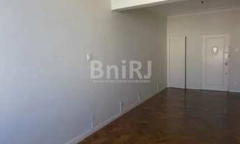 Imagem 3: Apt.º de sala e quarto separados, vista parcial mar