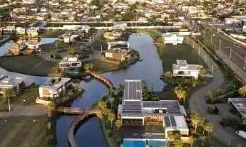 Imagem 2: MAGNÍFICA MANSÃO A BEIRA LAGO NO COND. ENSEADA - 6 SUÍTES, 8 BANHEIROS E 2 VAGAS