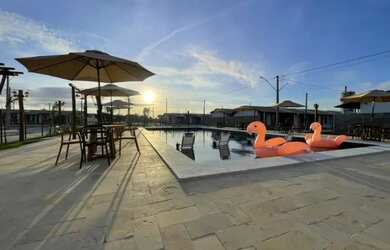 Imagem 4: Projeto residencial com casas de 2 quartos, área de lazer e espaços comuns