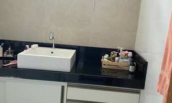 Imagem 6: Casa de condomínio para aluguel e venda possui 392 metros quadrados com 5 quartos