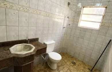 Imagem 5: Kitão com Grande Quintal e Vaga de Garagem no Caiçara, Apenas 70 Metros da Praia