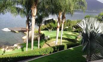 Imagem 6: Casa na Lagoa da Conceição na beira da água e inspirada nas casas portuguesas