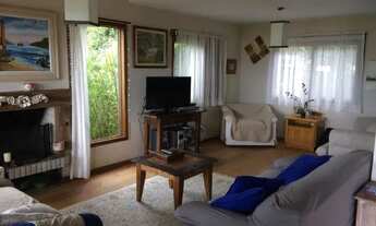 Imagem 3: Casa em condomínio fechado com piscina e vista para lagoa