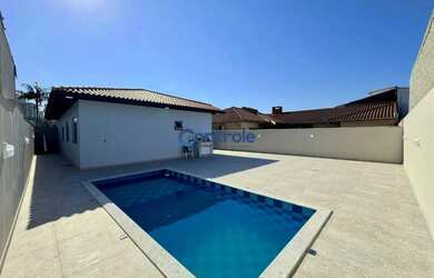 Imagem: Casa com Piscina e com 3 dormitórios sendo