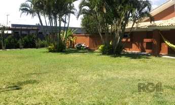 Imagem 2: Espaçosa e acolhedora residência numas das esquinas em charmosa rua de Atlântida, com imen