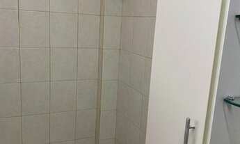 Imagem 7: Apto 01 dormitório com cama de casal, 02 criados-mudos, armário e ventilador de teto, bwc