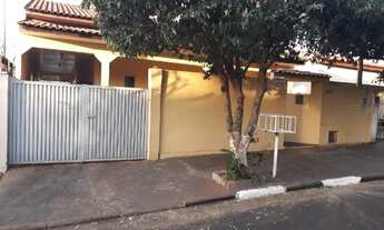 Imagem: Casa com 3 quartos (sendo 1 suíte), à