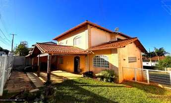 Imagem 2: Charmoso sobrado com 3 quartos, sala ampla, com 420 m², vista maravilhosa, piscina e área