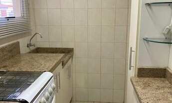 Imagem 6: Apto 01 dormitório com cama de casal, 02 criados-mudos, armário e ventilador de teto, bwc