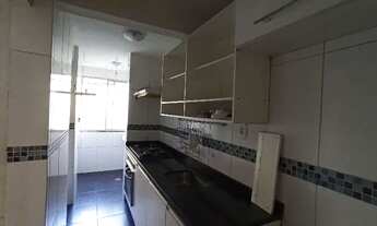Imagem 5: Apartamento, 2 quartos, 1 banheiro, cozinha com armários, sala com 2 ventiladores de teto