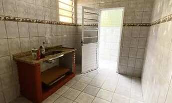 Imagem 3: Kitão com Grande Quintal e Vaga de Garagem no Caiçara, Apenas 70 Metros da Praia