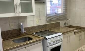 Imagem 5: Apto 01 dormitório com cama de casal, 02 criados-mudos, armário e ventilador de teto, bwc