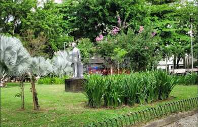 Imagem 3: Casa comercial excelente de 500m², na Praça Santos Dumont, disponível para locação. Ideal