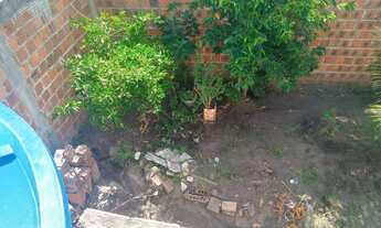 Imagem 2: Terreno murado com casa para finalizar